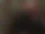 Adoro la mia gamba di collant allungata con le sue décolleté nere verniciate e la suola rossa.