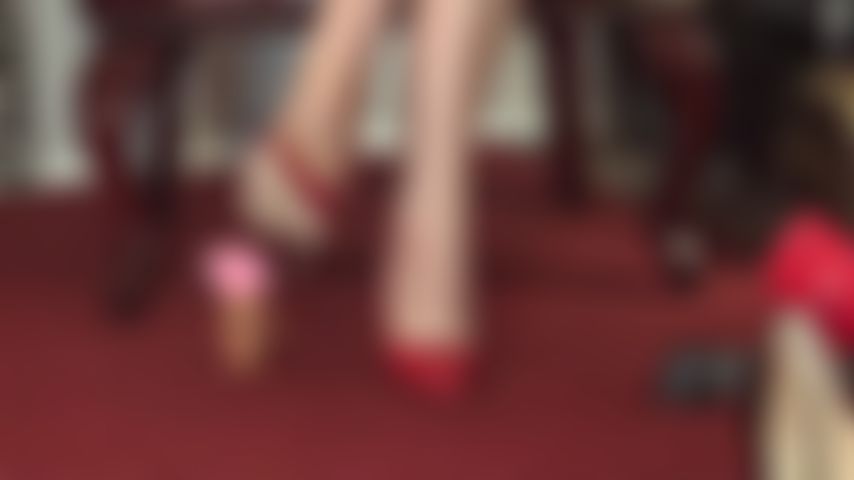 Una gigantessa feticista del facesitting: tu non sei altro che un piccolo troll ai miei piedi e sotto il mio culo.