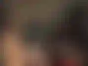 Con un costume di gomma perverso e un cappuccio trasparente: questo è il tipo di ufficiale militare davanti al quale vorresti inginocchiarti durante il processo... :-).