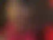 Una dea sexy in pelle con gonna corta, guanti, alti stivaletti con lacci e un grosso cazzo per il tuo piacere.