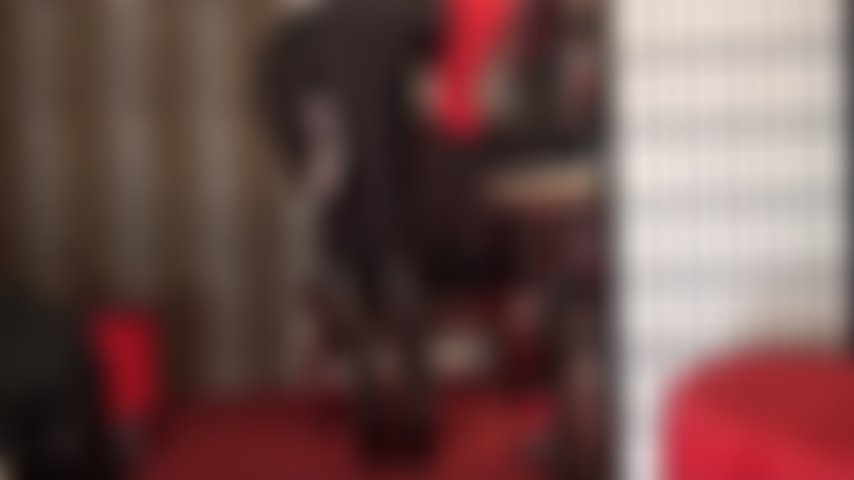 Una mistress con strap-on, leggings in pelle e spandex e stivali fetish allacciati: non ti piacerebbe tanto avere il suo cazzo infilato nella tua gola...?