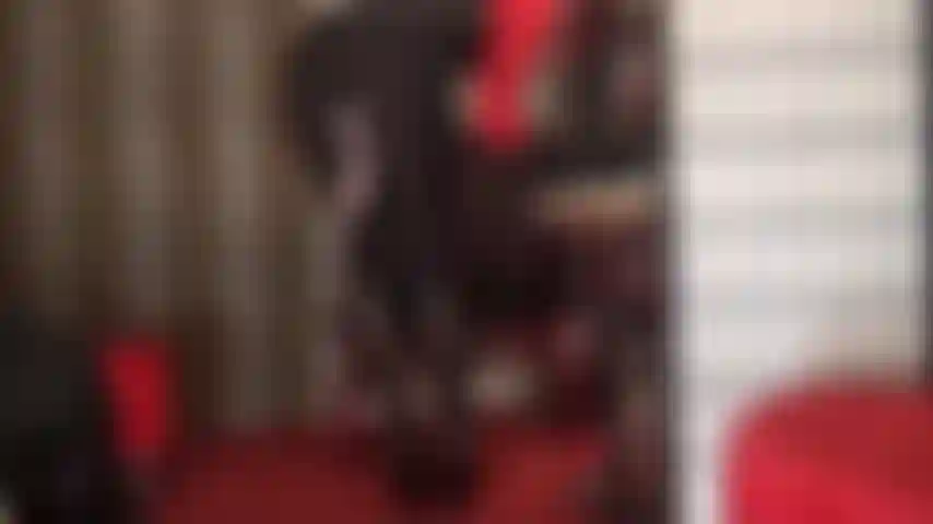 Una mistress con strap-on, leggings in pelle e spandex e stivali fetish allacciati: non ti piacerebbe tanto avere il suo cazzo infilato nella tua gola...?