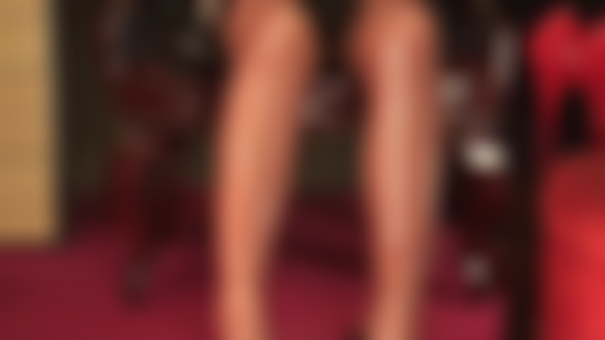 Con i piedi nudi, sudati e fradici che escono dalle calze di gomma. Bevo la gustosa zuppa di lattice per i piedi della padrona. Feticismo dei piedi, delle gomme, del lattice.