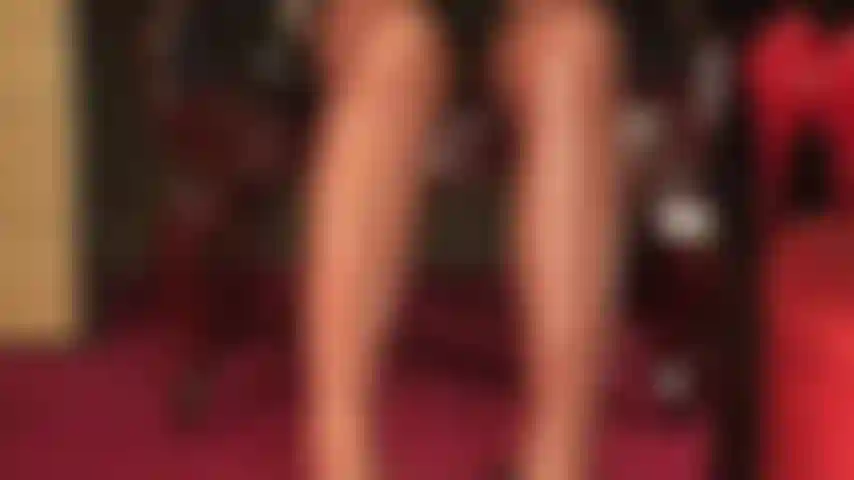 Con i piedi nudi, sudati e fradici che escono dalle calze di gomma. Bevo la gustosa zuppa di lattice per i piedi della padrona. Feticismo dei piedi, delle gomme, del lattice.