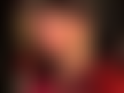 Che stuzzica le gambe in modo sensuale e pratica il feticismo dei piedi indossando calze nere trasparenti in pizzo, peeptoe e piedi in nylon, molto da vicino.