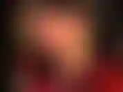 Che stuzzica le gambe in modo sensuale e pratica il feticismo dei piedi indossando calze nere trasparenti in pizzo, peeptoe e piedi in nylon, molto da vicino.