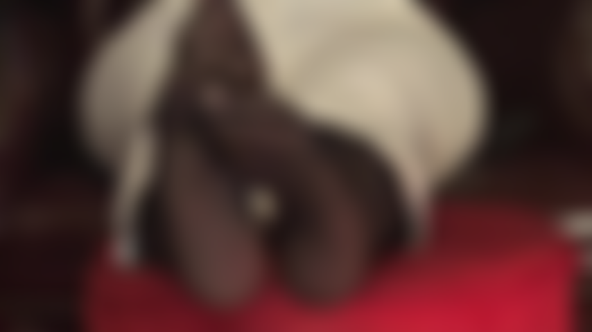 Che alimenta la tua dipendenza dal feticismo dei piedi: la padrona vivian ti agita i suoi bei piedi in collant in faccia.