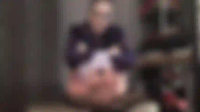 La tua più grande debolezza: i morbidi e lisci piedi nudi della padrona vivian. Sotto il suo sguardo sei tentata dalle sue perfette piante rugose e dalle sue piccole dita.