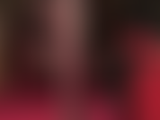 Un cambio d'abito con collant neri trasparenti e jeans bianchi per il servitore che adora i piedi sexy e morbidi in nylon della padrona vivian che si muovono.