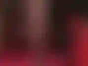 Un cambio d'abito con collant neri trasparenti e jeans bianchi per il servitore che adora i piedi sexy e morbidi in nylon della padrona vivian che si muovono.