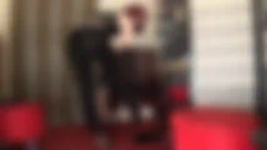 Curve sensuali in collant, pvc e stivaletti lucidi.