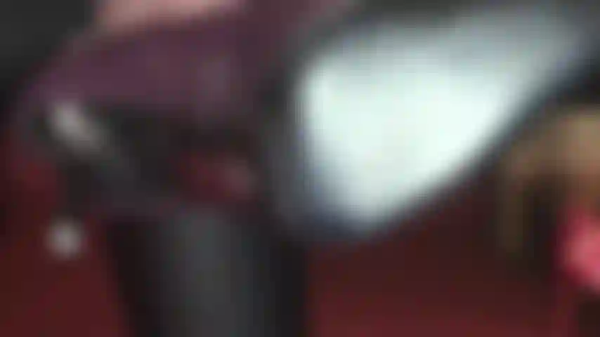 Adoro le scarpe femdom e i piedi: la vita è bella sotto i tacchi della padrona vivian.