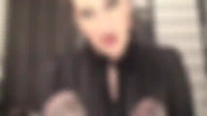 La padrona accarezza due cazzi carnosi ricoperti di nylon... Che provocazione per quel tuo piccolo micro-cazzo, sopraffatto da 2 cazzi giganti.