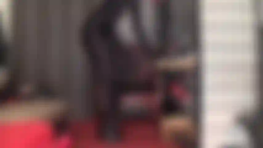 Adoro le curve perfette della tua dea nella tuta in spandex lucido e nel perizoma in pvc lucido.