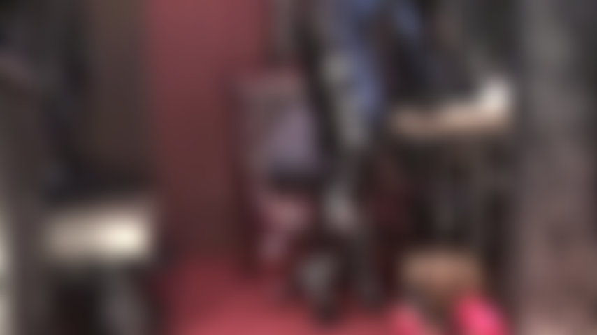 Un'intensa adorazione del feticismo in pvc: vestita dalla testa ai piedi in vinile nero lucido, la padrona si abbandona al feticismo.