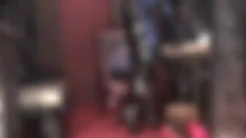 Un'intensa adorazione del feticismo in pvc: vestita dalla testa ai piedi in vinile nero lucido, la padrona si abbandona al feticismo.