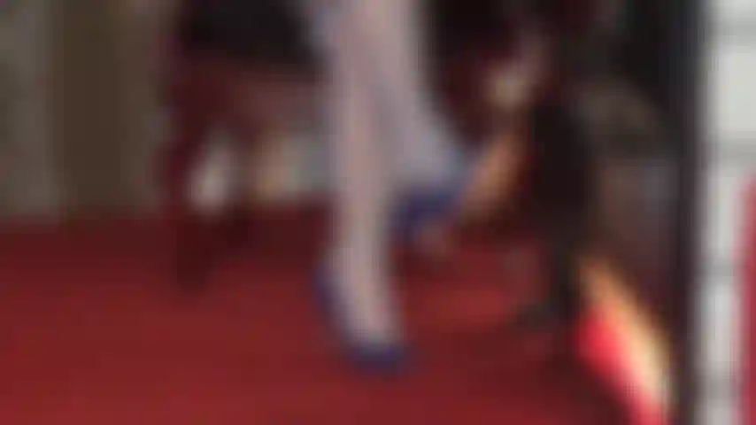 Il blu potrebbe essere il tuo colore preferito, ma pensi di poter sopportare la vista delle gambe e dei piedi della signora vivian, con le calze di nylon blu che penzolano e lasciano cadere le lucide décolleté blu?!