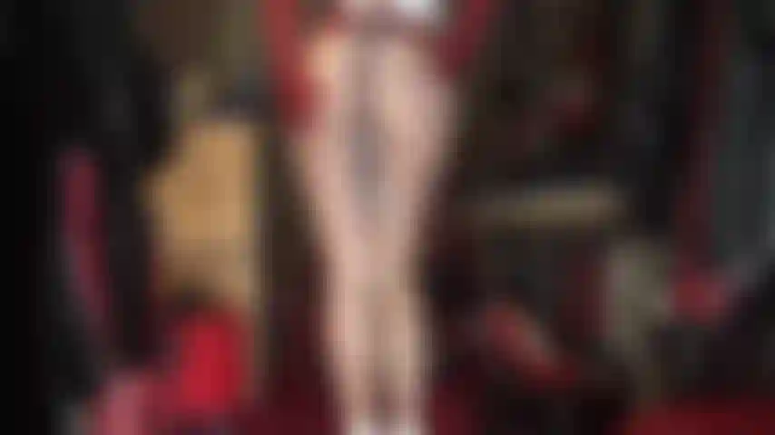 Con uno strap-on e un culo in nylon: la padrona si masturba da dietro con il suo grosso cazzo bianco mentre ti soffoca con il suo culo in collant lucido.