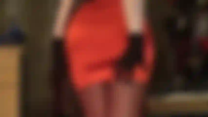 Adoro la gonna di raso rosso lucido e i collant lucidi.