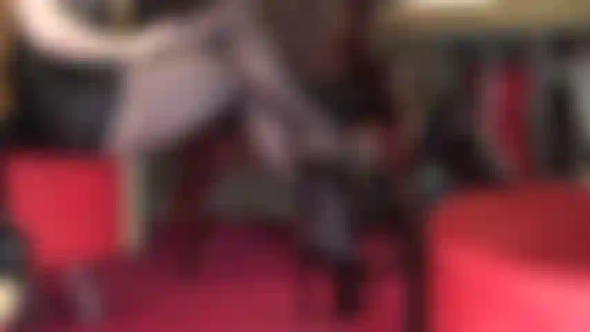 Un dildo che schizza intrappolato tra le gambe dei collant. La padrona vivian munge il cazzo e usa il lubrificante allo sperma finché tutte le sue meravigliose gambe non sono coperte.