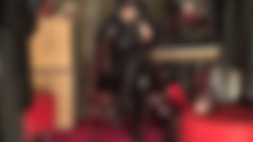 Feticista delle maschere: la padrona vivian prova due maschere diverse, una in nylon nero trasparente, l'altra in spandex con gli occhi aperti.