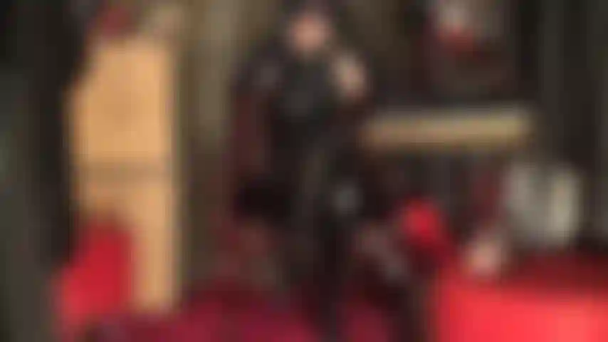 Feticista delle maschere: la padrona vivian prova due maschere diverse, una in nylon nero trasparente, l'altra in spandex con gli occhi aperti.