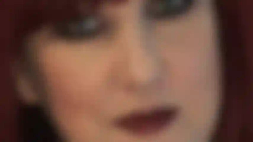 Labbra scure extra lucide e occhi seducenti.