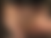 Adoro le bellissime curve della mia padrona in collant color cuoio lucido, accarezzata da lunghi guanti di pelle nera, la padrona mi stuzzica con il tassello dei collant e il perizoma sexy sotto.