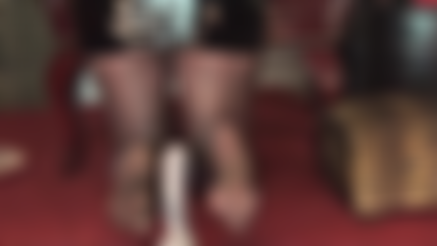 Riesci a sopportare 30 minuti di piedi di collant setosi che stuzzicano il cazzo del tuo schiavo in un footjob al contrario?