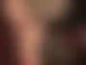 Con le piante dei piedi rugose e sexy in collant extra trasparenti color marrone scuro lucido.