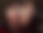 La padrona vivian si accarezza il suo grosso cazzo bianco mentre mostra i suoi sexy piedi nudi.