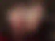 La padrona vivian si accarezza il suo grosso cazzo bianco mentre mostra i suoi sexy piedi nudi.