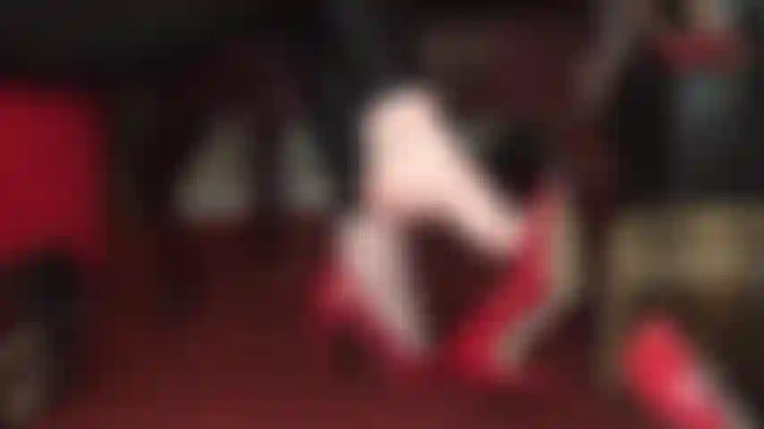 A piedi nudi sui tacchi, penzoloni, con le scarpe immerse: una provocazione feticista dei piedi per eccellenza.