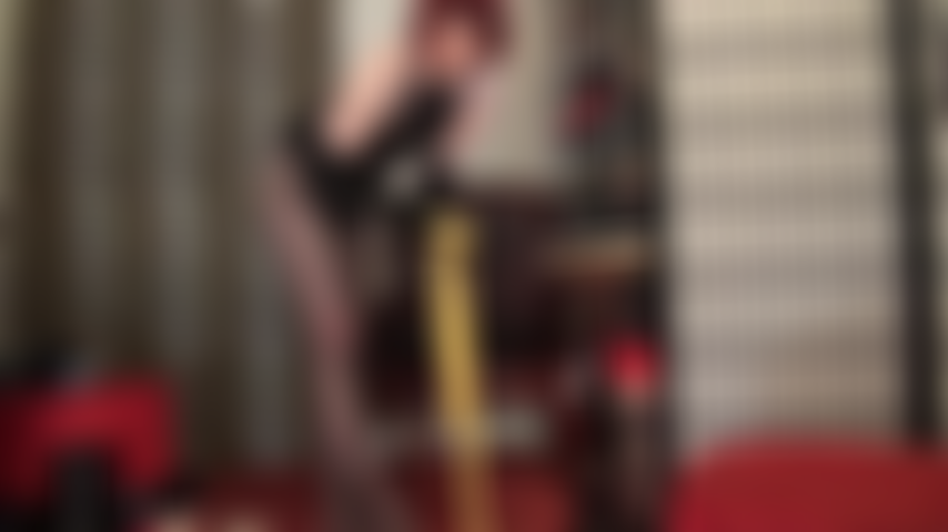 Feticista del nylon e dei grossi cazzi che vengono nei collant: ami i collant e le calze colorate e desideri assaggiare lo sperma dei cazzi più grossi in nylon.