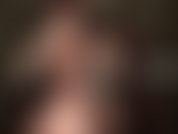 Annusa i miei piedi nudi. La padrona ti strofina il suo piede saporito e sudato su tutta la faccia e te lo spinge in bocca.