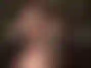 Annusa i miei piedi nudi. La padrona ti strofina il suo piede saporito e sudato su tutta la faccia e te lo spinge in bocca.