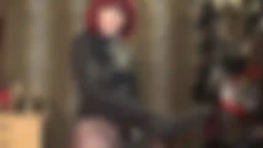 Una dea della pelle che si diverte a infilare il suo enorme strap-on nero nel tuo stretto buco del cazzo affamato.