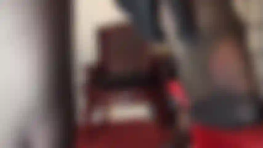 Con deliziosi piedi in collant, adoro i tacchi alti e gioco con lo sputo.