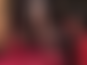 Mistress vivian, la regina penzolante, che si esibisce in giochi di scarpe sexy con una scarpa con plateau rossa lucida e calze di nylon nere.