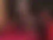 Mistress vivian, la regina penzolante, che si esibisce in giochi di scarpe sexy con una scarpa con plateau rossa lucida e calze di nylon nere.