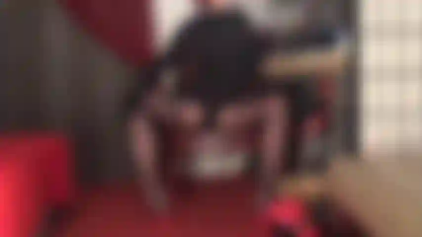 Calze nere con cuciture e giarrettiere - la padrona vivian sa che la tua più grande debolezza sono le calze. Le calze di seta sulle lunghe gambe della padrona, le cuciture che portano al reggicalze che incorniciano perfettamente il suo sedere rotondo, le bretelle del reggicalze giocate con... Che provocazione.