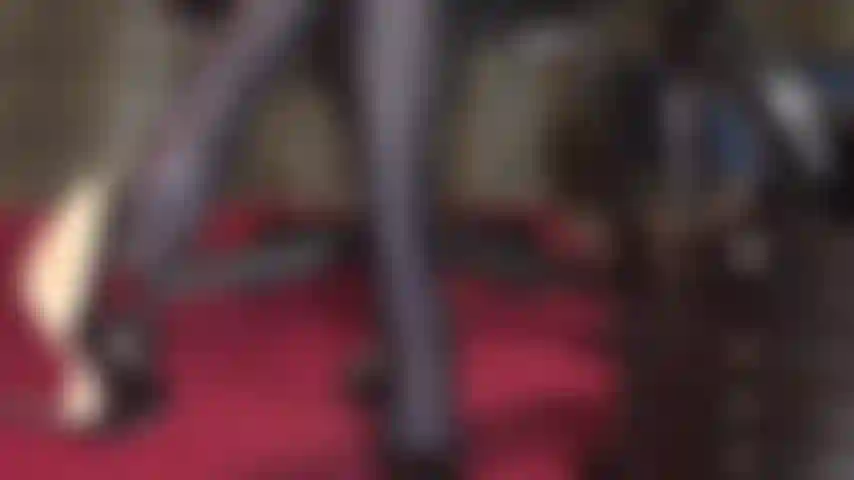 Gioco con le scarpe, ho il feticismo dei tacchi penzolanti e cadenti: la padrona vivian lascia cadere un paio di décolleté in pelle più e più volte, raccogliendole con le dita dei piedi.