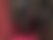 Un'adoratrice di pantaloni di pelle: una padrona con pantaloni di pelle nera, stivali al ginocchio e guanti morbidi.