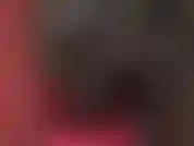 Un'adoratrice di pantaloni di pelle: una padrona con pantaloni di pelle nera, stivali al ginocchio e guanti morbidi.