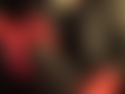 In pelle, con un enorme strap-on nero e un sacco di saliva sui guanti di pelle rossa.