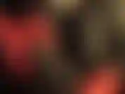 In pelle, con un enorme strap-on nero e un sacco di saliva sui guanti di pelle rossa.