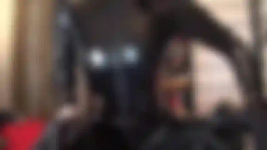 Una tuta attillata in vinile nero fetish, stivali alti sopra il ginocchio abbinati a una tuta in pvc lucido sono ciò che ti eccita davvero. Vorresti strofinarti dappertutto.