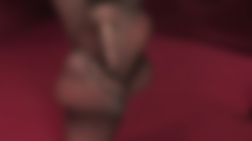 Dai piedi rivestiti di nylon ai piedi nudi: in questo video guarda la padrona vivian muovere le dita dei piedi dentro e fuori dai collant trasparenti, proprio sotto il tuo naso impaziente.