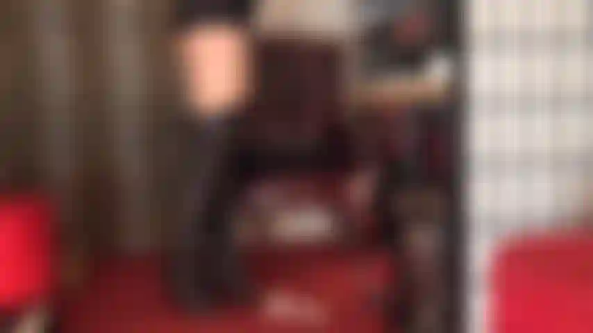 Il tuo cazzo da schiavo deve essere punito con gli stivali di pelle della padrona, che lo calpestano e lo prendono a calci.