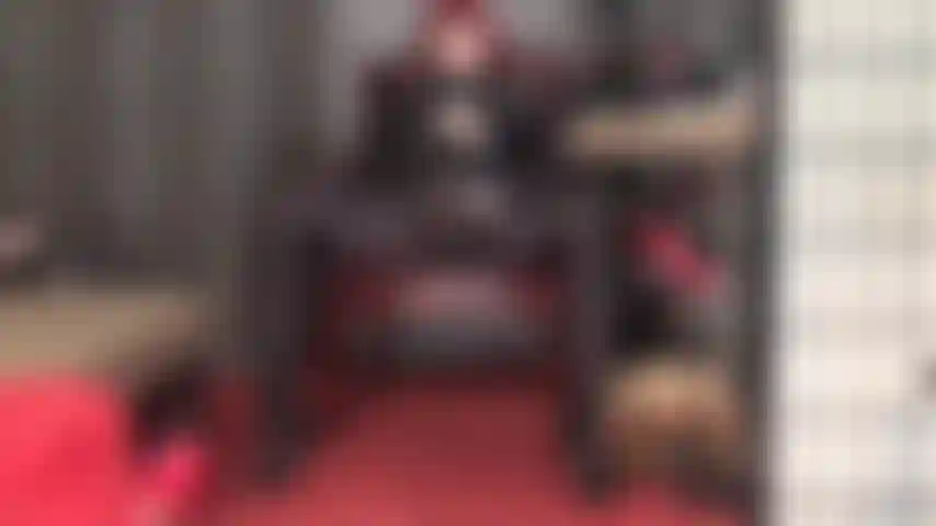 Il tuo amore per i cazzi della padrona è innegabile. Che indossa una tuta in spandex e guanti, e ti fa venire l'acquolina in bocca alla vista di questo delizioso trio di cazzi davanti a te.